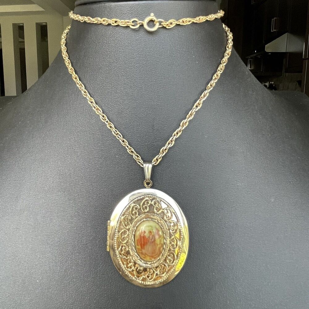 Vintage Courting Love Couple Cameo Gold Tone Hinged Oval Picture Locket Necklace - Picture 2 of 5